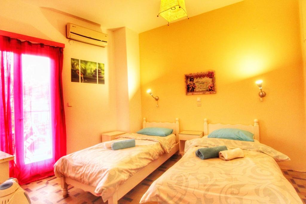 Postel nebo postele na pokoji v ubytování Avra Budget Beach Rooms