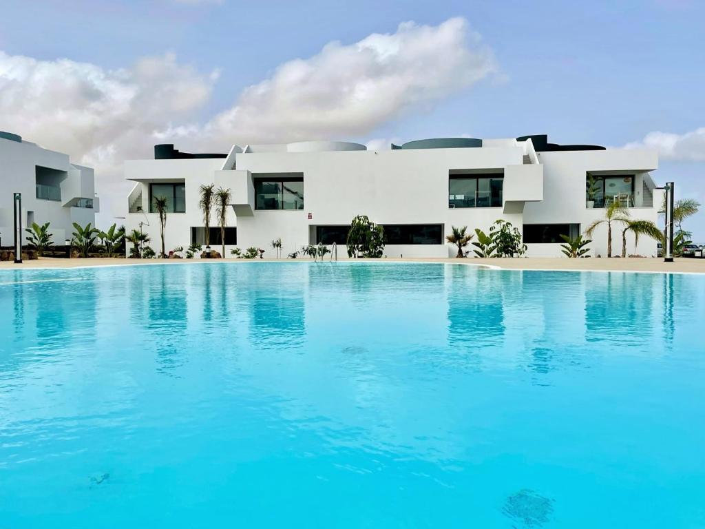 una gran piscina frente a un edificio en Casa Domino, en Villaverde