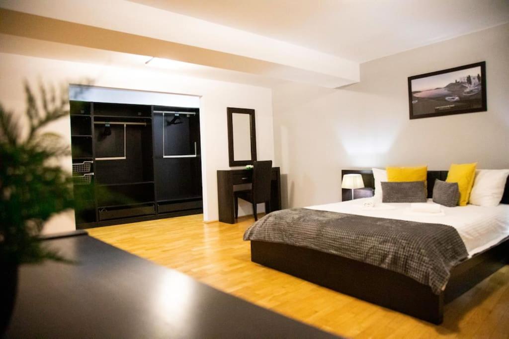 1 dormitorio con cama y escritorio. en Duplex 145mp, 2+1 camere, 3 bai en Mogoşoaia