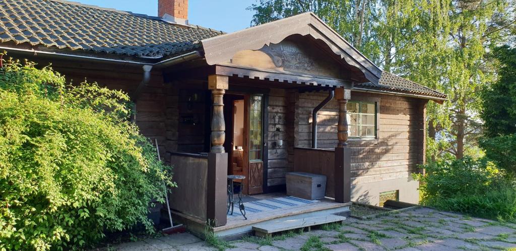 a small house with a porch and a wooden door at Villa Vy in Rättvik