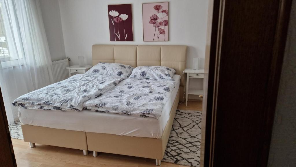 A bed or beds in a room at Ferienwohnung Edeltraud, fußläufig zum See und 20 Minuten vom Skigebiet entfernt