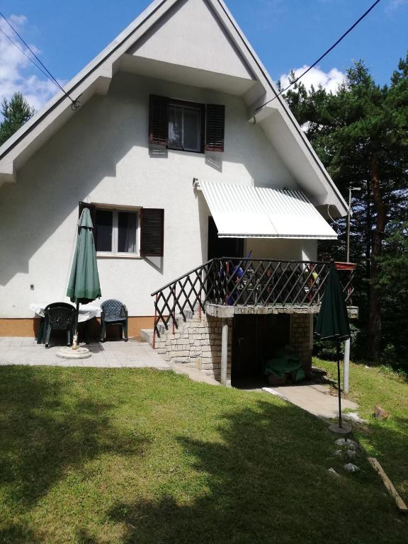 Casa blanca con patio y 2 sombrillas en Zelena oaza en Divčibare