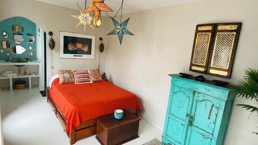 1 dormitorio con 1 cama y armario azul en Qasabah Majorelle, en Saint-Gilles-les-Bains
