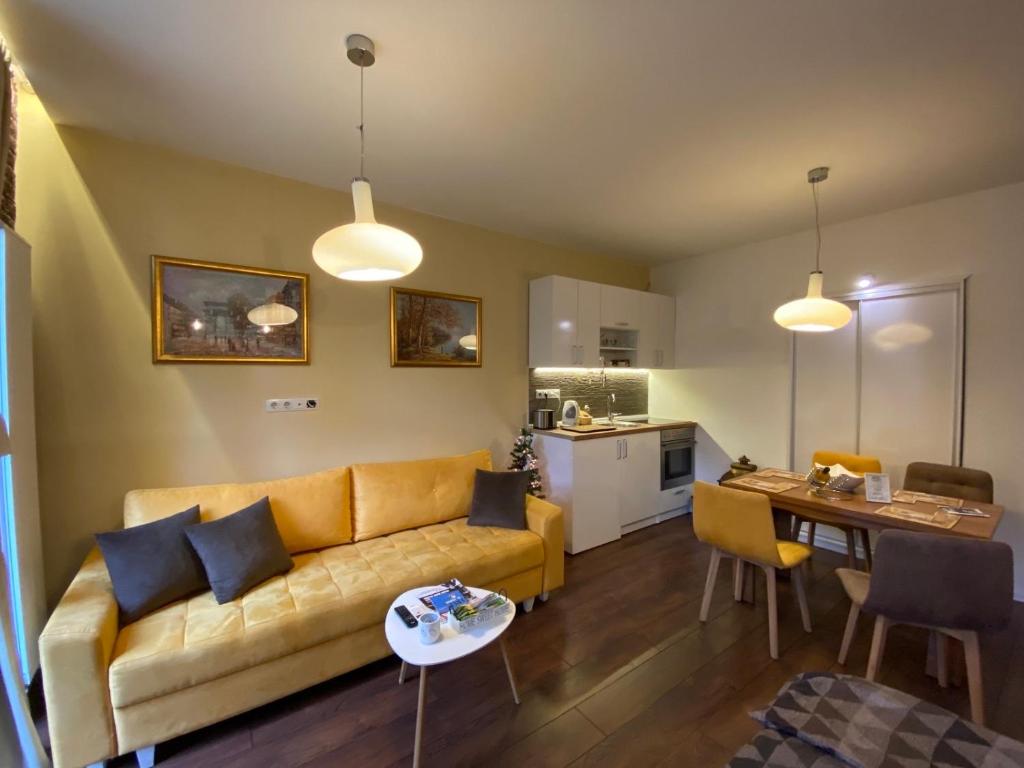 Il comprend un salon avec un canapé et une table. dans l'établissement Skenderija-Cityscape apartments, à Sarajevo