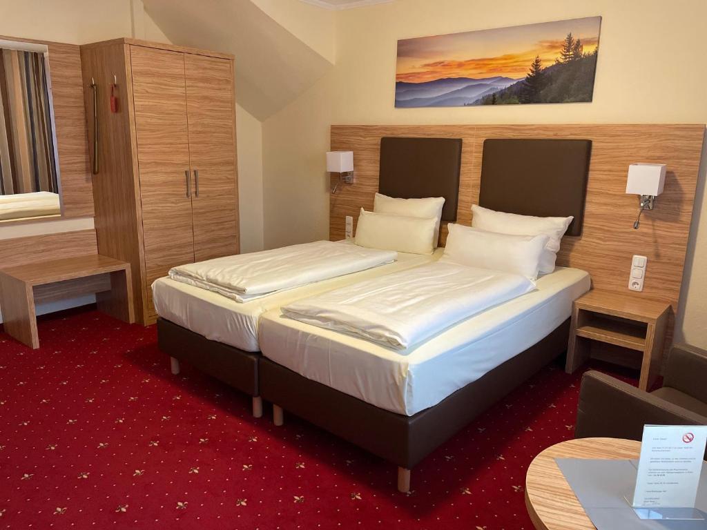 Postel nebo postele na pokoji v ubytování Hotel Harburger Hof