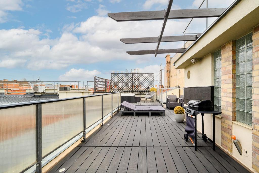 Balkón alebo terasa v ubytovaní Triplex, Rooftop with Parlament view & Jacuzzi