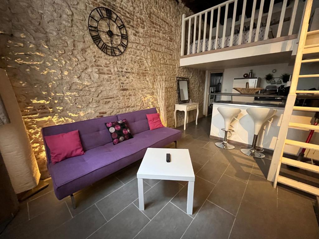 - un salon avec un canapé violet et une table dans l'établissement Duplex de charme Orléans hypercentre Cathédrale-Parking possible, à Orléans