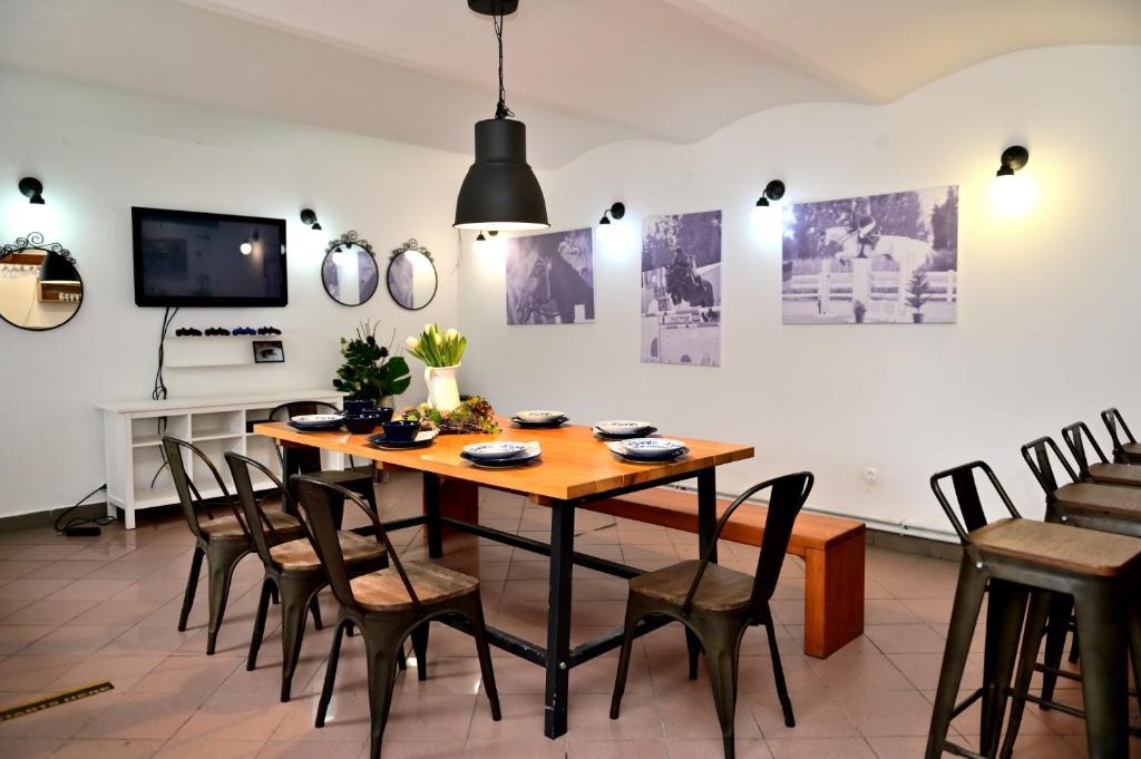 - une salle à manger avec une table et des chaises en bois dans l'établissement Kuća za odmor Cezar, à Majerje