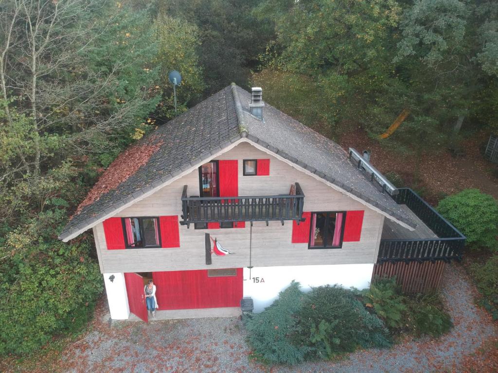 奧以茲的住宿－Gezellige familie chalet，红色装饰房屋的空中景观