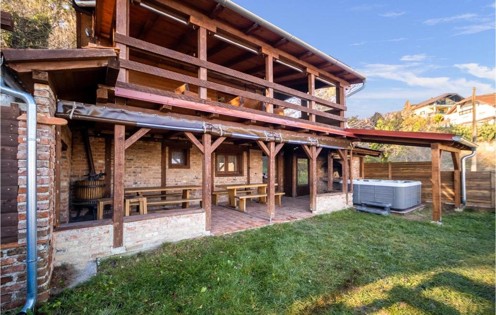 un patio al aire libre con un edificio de ladrillo con techo en Gorgeous Home In Plesivica With Kitchen en Plešivica