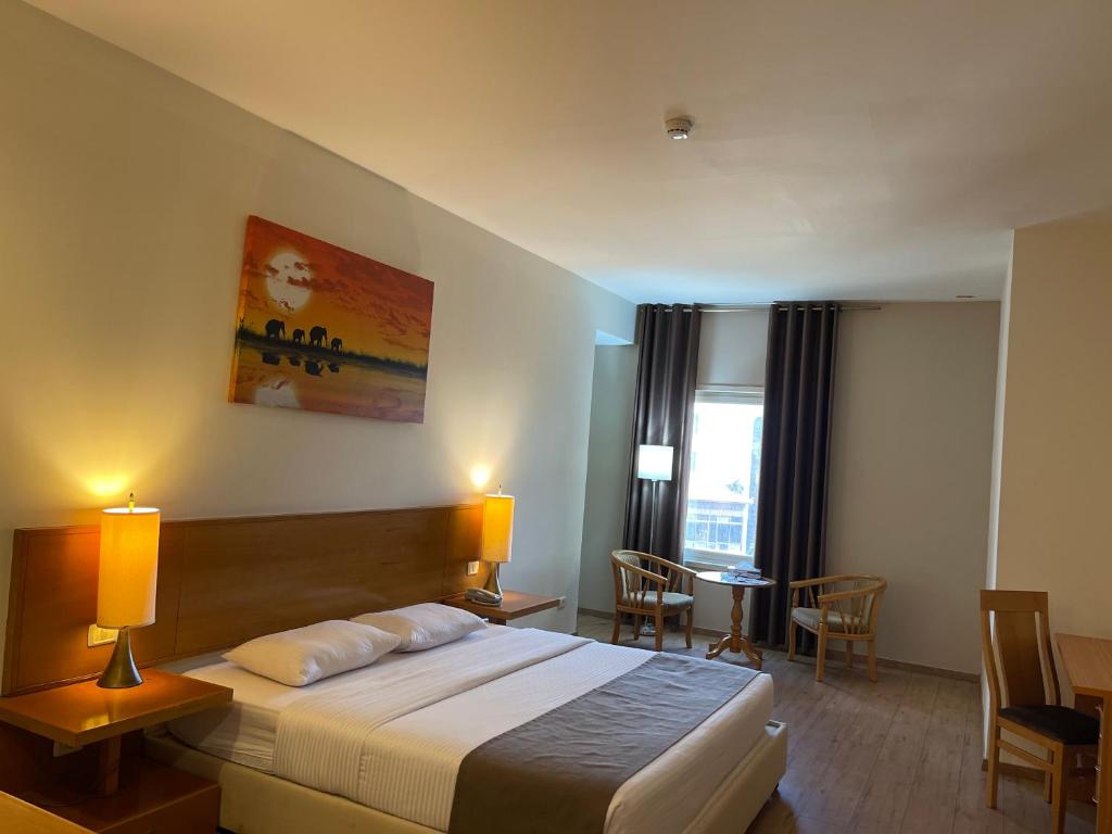 Postel nebo postele na pokoji v ubytování Caesar Hotel Ramallah