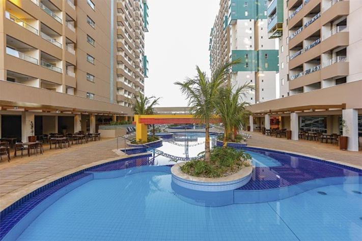 uma grande piscina no meio de um edifício em Enjoy Resort em frente Thermas até 5 pessoas em Olímpia