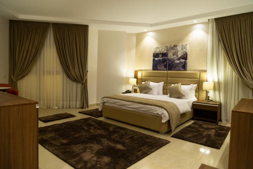 a bedroom with a large bed in a room at Diamond Land Hotel in Madinat Al Ashir min Ramadan