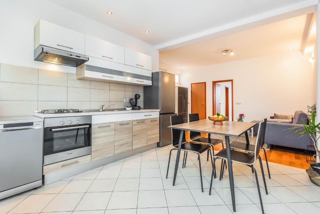 Kuchyň nebo kuchyňský kout v ubytování Beachfront apartment
