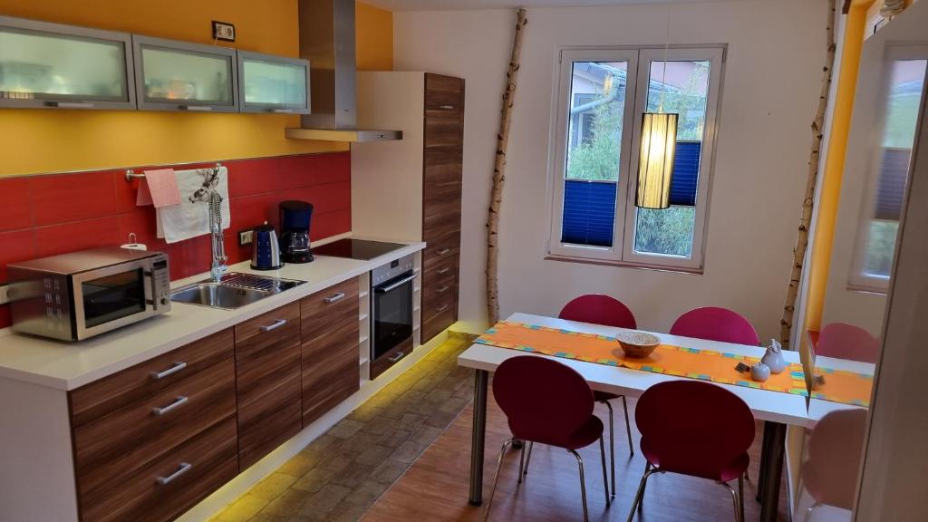 Kuchyň nebo kuchyňský kout v ubytování Ferienhaus Rehblick - direkt in der Natur, mit Lesezimmer und zwei Terrassen