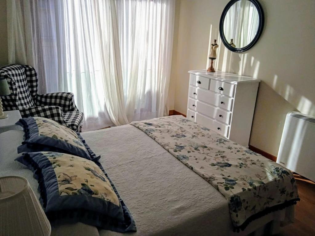 Zdjęcie z galerii obiektu Ático céntrico y funcional con terraza situado frente al Puente de La Toja y al paseo marítimo de O Grove. Ideal para familias o grupos. w mieście O Grove