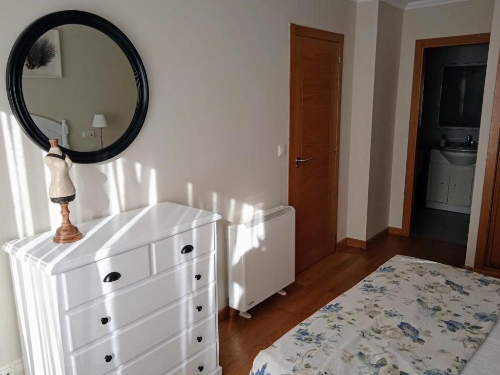 Zdjęcie z galerii obiektu Ático céntrico y funcional con terraza situado frente al Puente de La Toja y al paseo marítimo de O Grove. Ideal para familias o grupos. w mieście O Grove