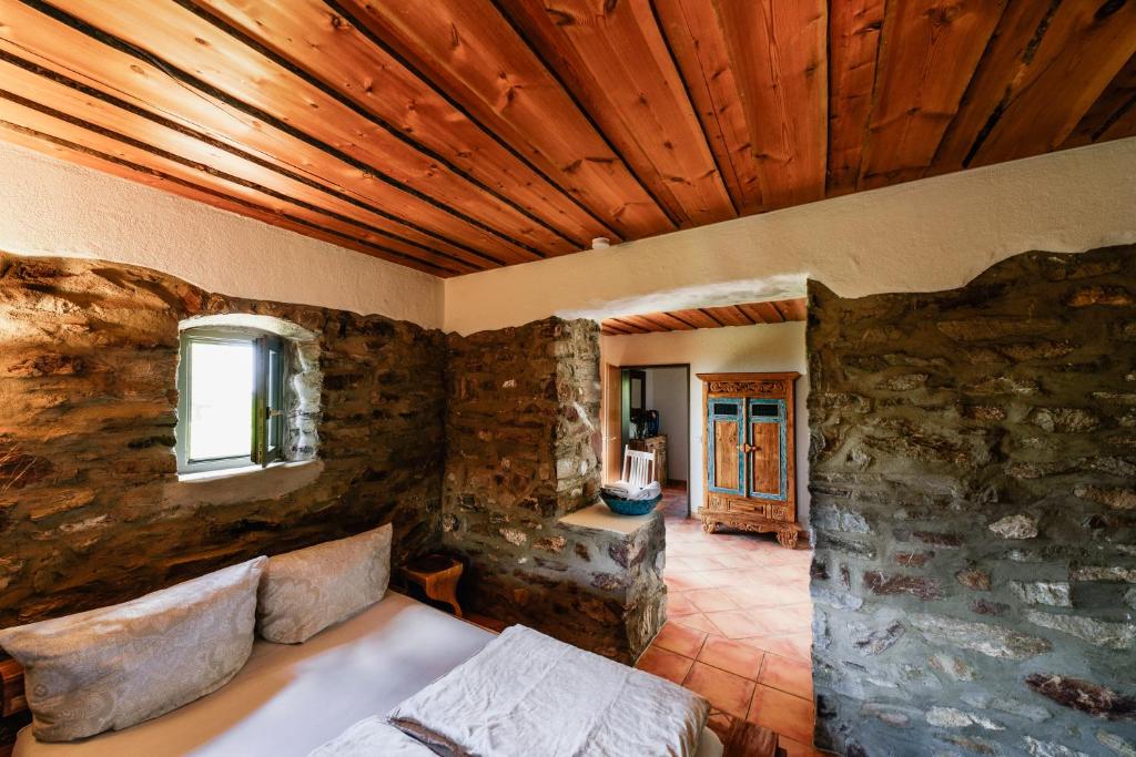ein Wohnzimmer mit einem Sofa und einer Steinmauer in der Unterkunft Hallgarter Zange in Oestrich-Winkel