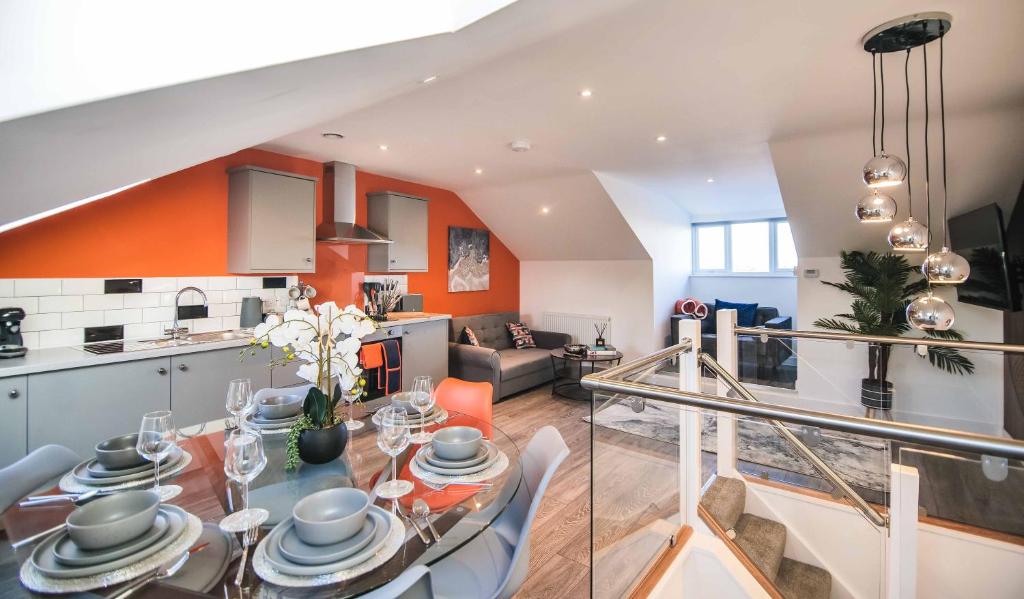 cocina y sala de estar con mesa de cristal en York Crescent Apartments, en York