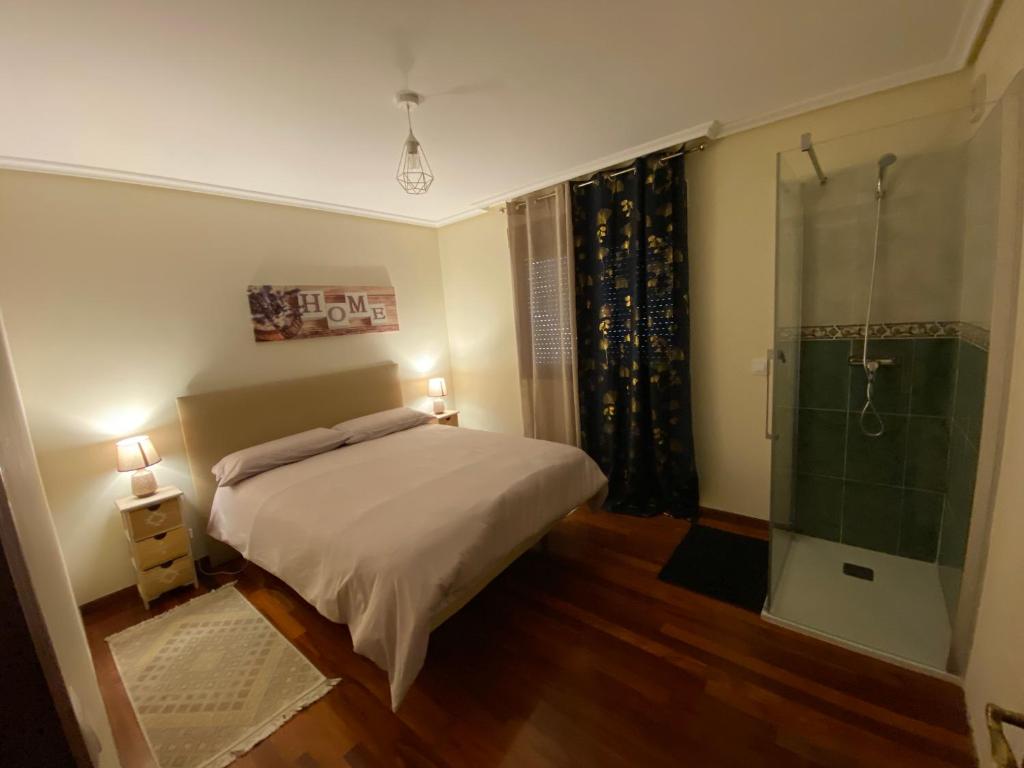 una camera con letto e doccia in vetro di COMILLAS Chalet La Higuera a Casasola