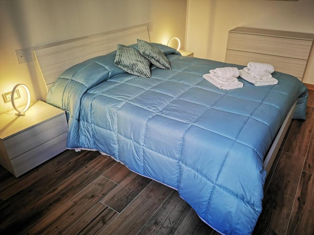 a blue bed with towels on top of it at Platform in La Spezia