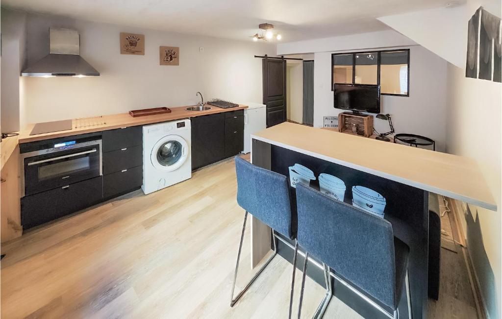 eine Küche mit einer Theke und einigen Stühlen in einem Zimmer in der Unterkunft Beautiful Apartment In Bessan With Wifi in Bessan