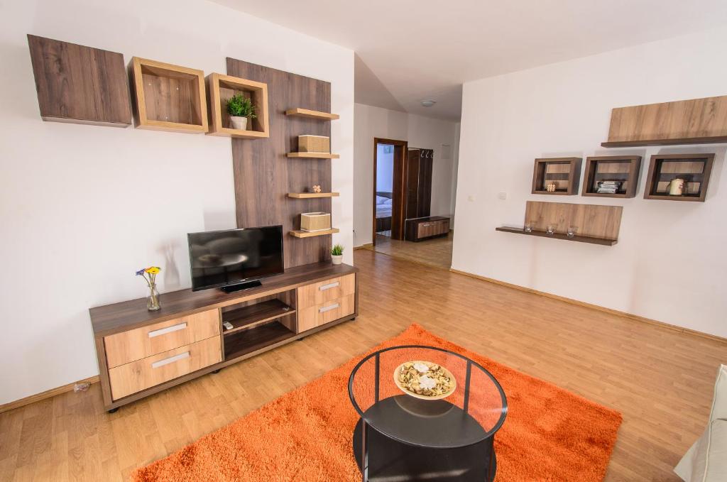 a living room with a television and a table at Hotel Apart Tel Aviv in Sebeş