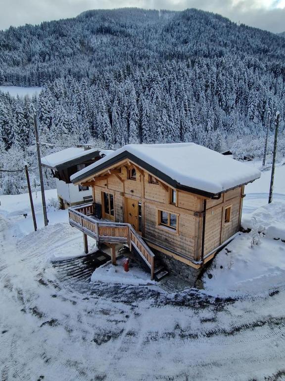 ein Blockhaus mit Schnee darüber in der Unterkunft Chalet cosy et moderne vue montagnes in Seytroux