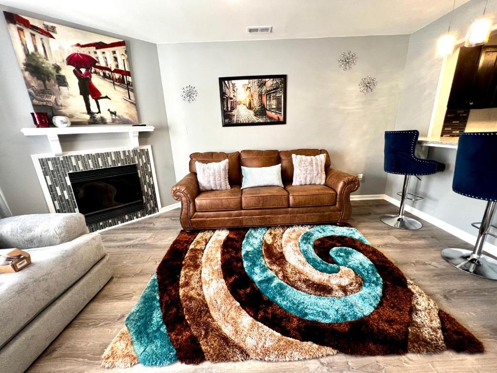 a living room with a couch and a rug at Luxury Townhome Jacksonville, NC in Jacksonville
