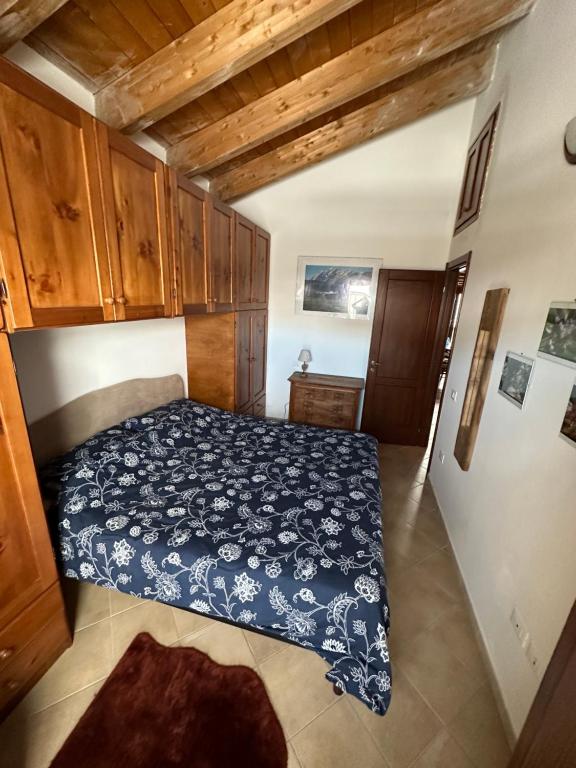 a bedroom with a bed in a room with wooden ceilings at La Loggia Luxury in Rocca di Mezzo