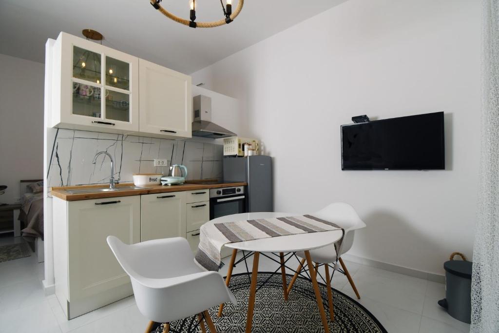 Kuchyň nebo kuchyňský kout v ubytování Apartment Frida Rab