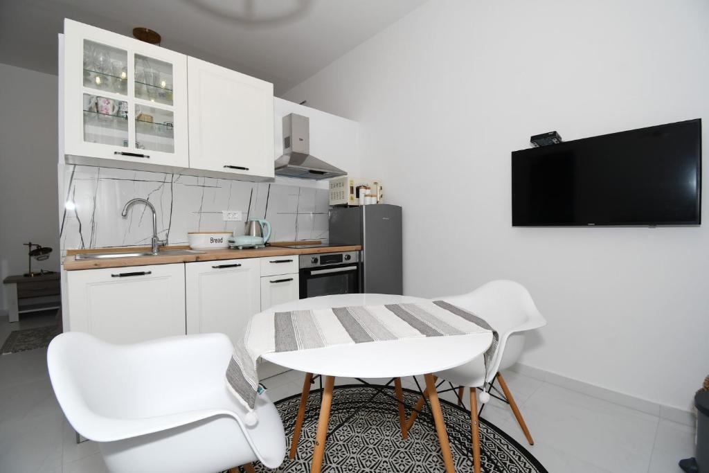 Kuchyň nebo kuchyňský kout v ubytování Apartment Frida Rab