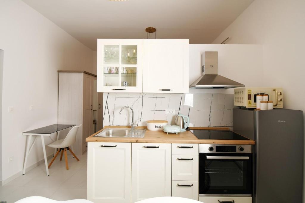 Kuchyň nebo kuchyňský kout v ubytování Apartment Frida Rab