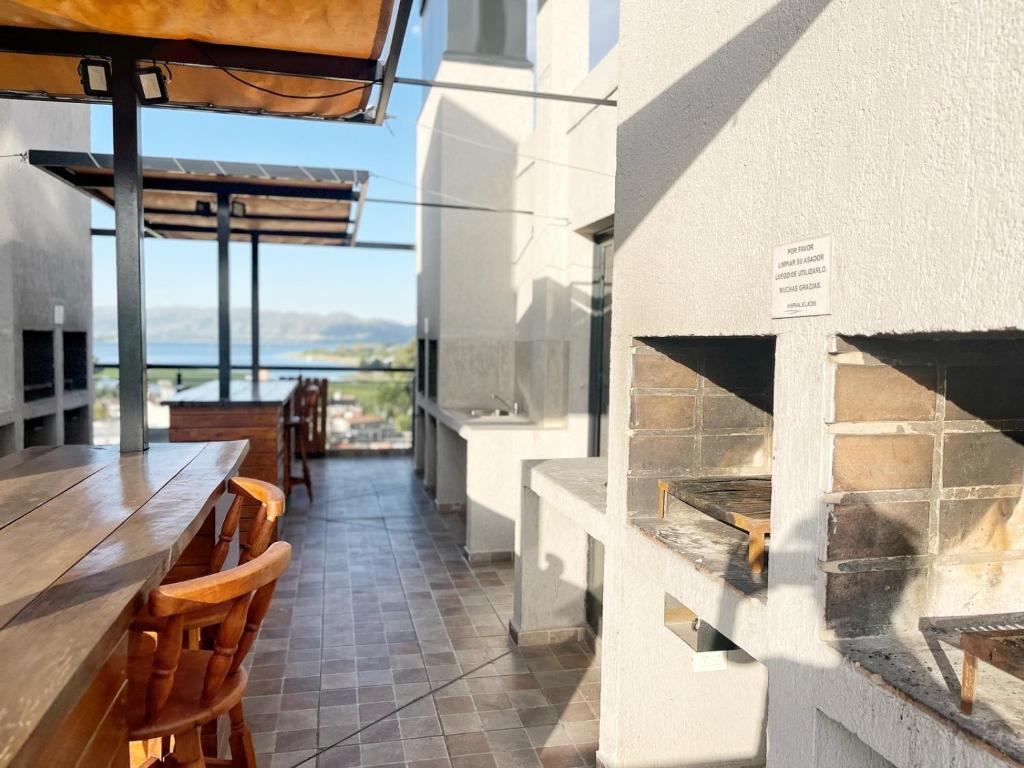 un bar con chimenea en el lateral de un edificio en Miralejos 9 Apartamentos en Villa Carlos Paz