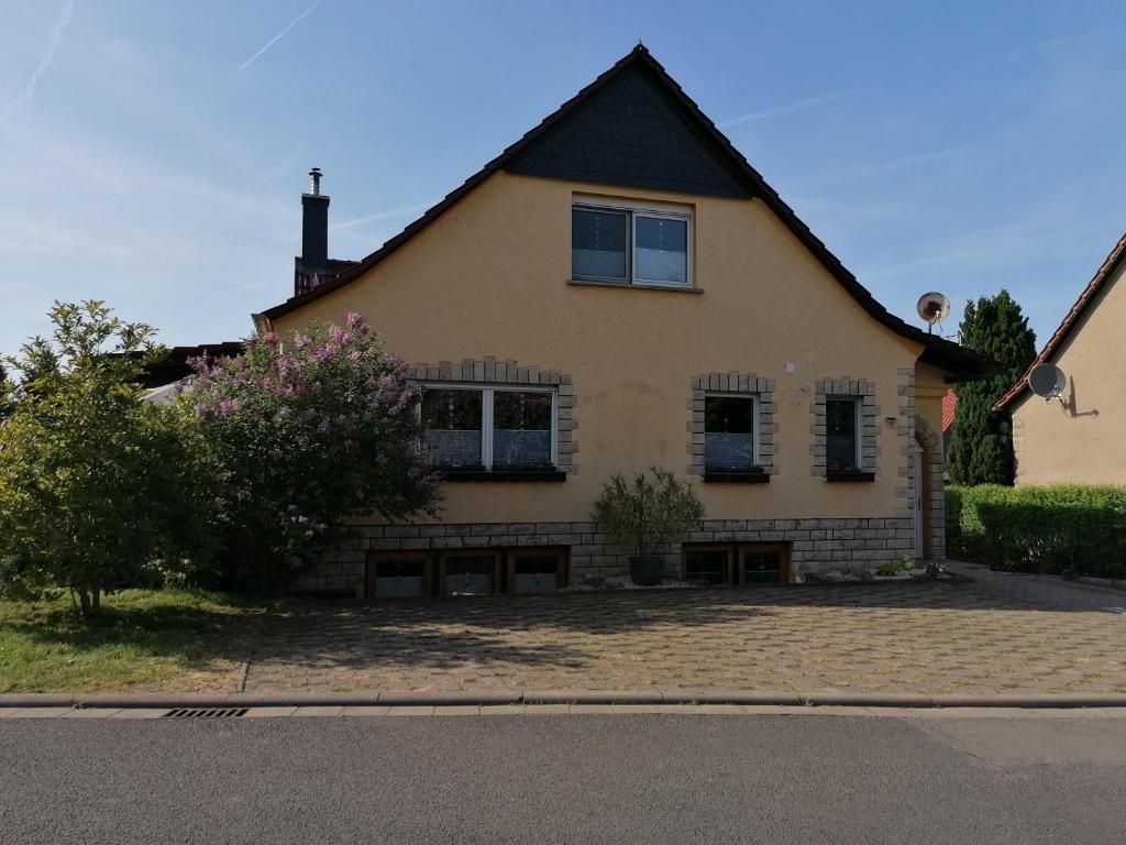 a house on the side of a street at Doppelzimmer bei Ferienwohnung Kilian in Weberstedt