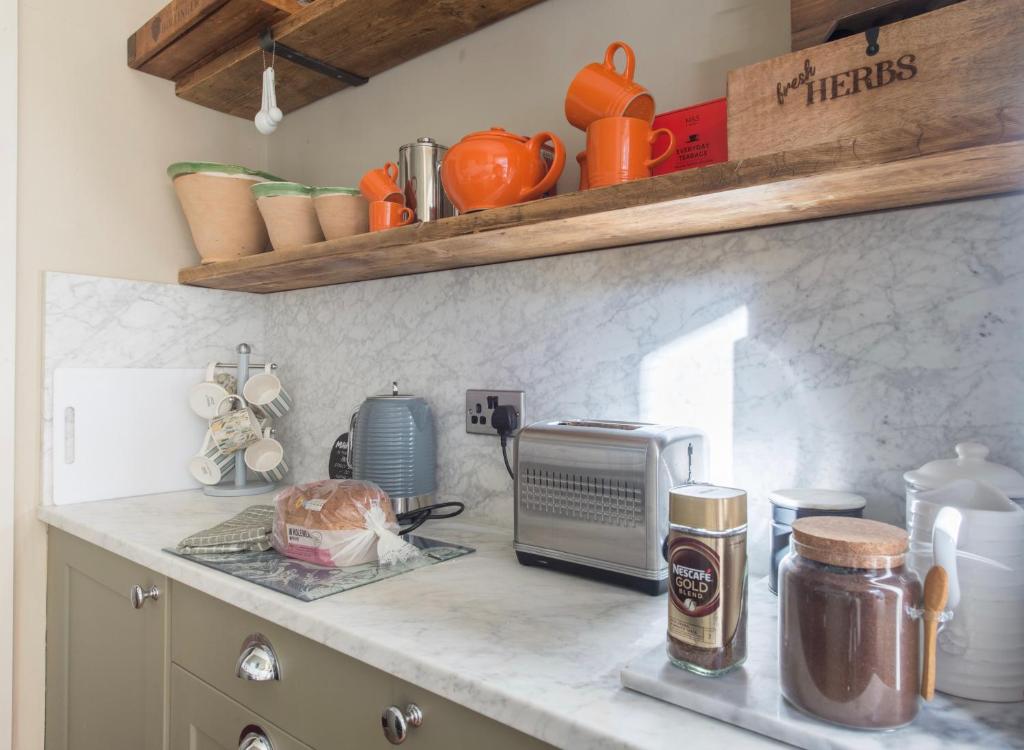 Spacious Country Cottage Sleeps 7 Near Bath Fire Pit Dog Friendly - Two-Bedroom Apartment