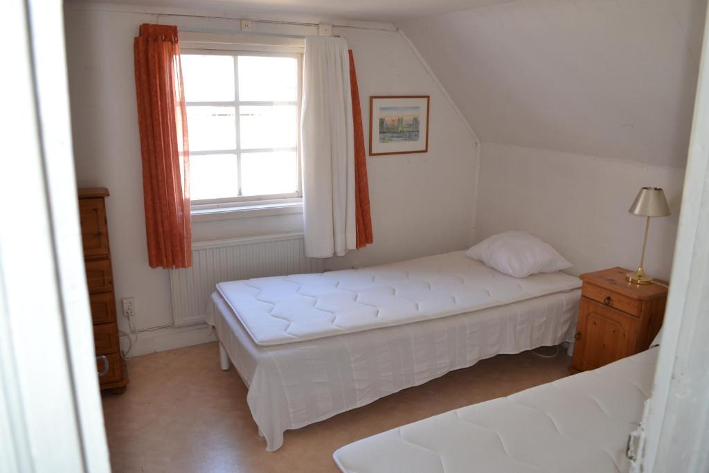 Postel nebo postele na pokoji v ubytování Kappelshamns Veranda och Fritidsboende