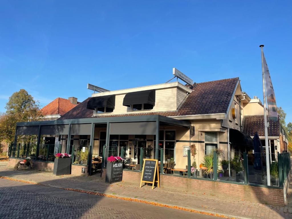 een gebouw aan de straatkant bij Wapen van Exloo in Exloo