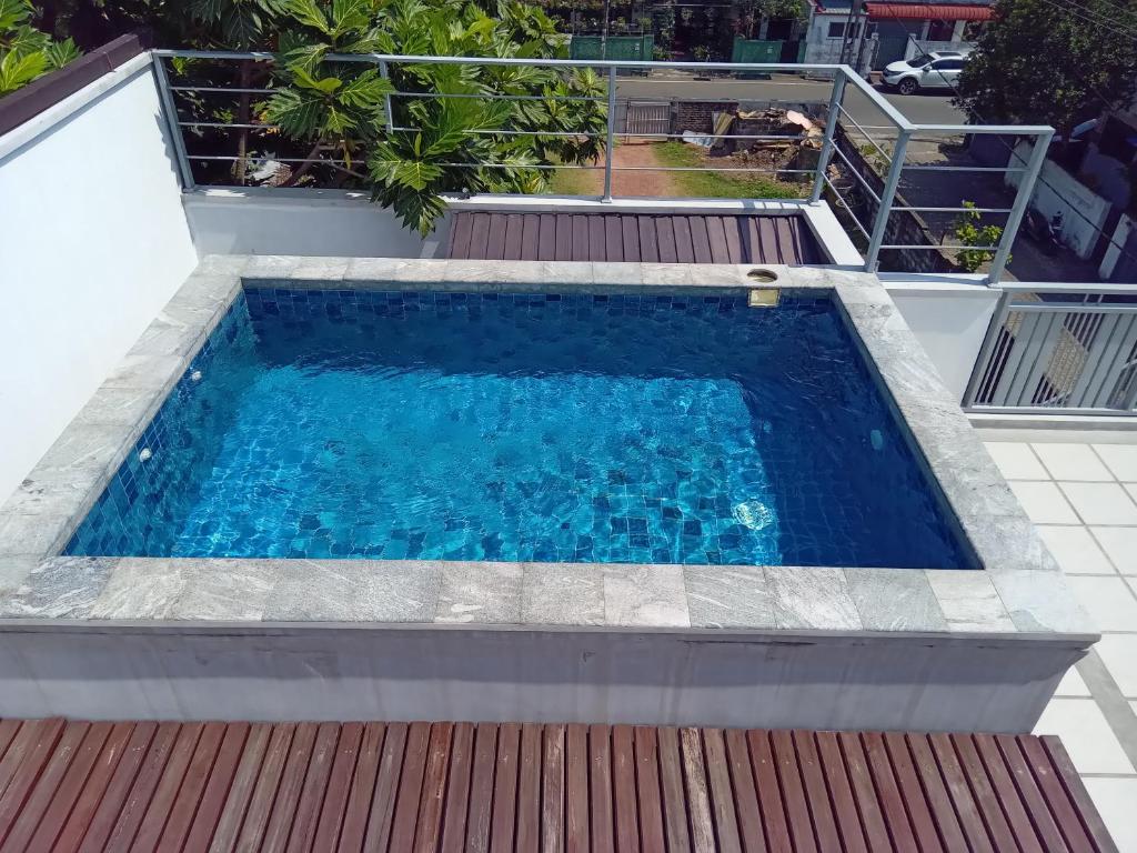 une piscine sur le toit d'un bâtiment dans l'établissement Villa Suyara Rooftop,,,, à Panadura