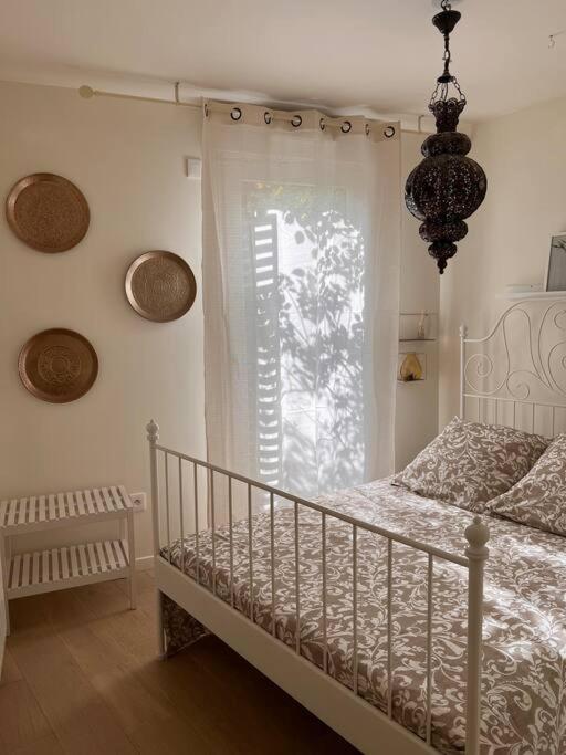 Łóżko lub łóżka w pokoju w obiekcie Superbe Appartement 3 pièces près de la Défense