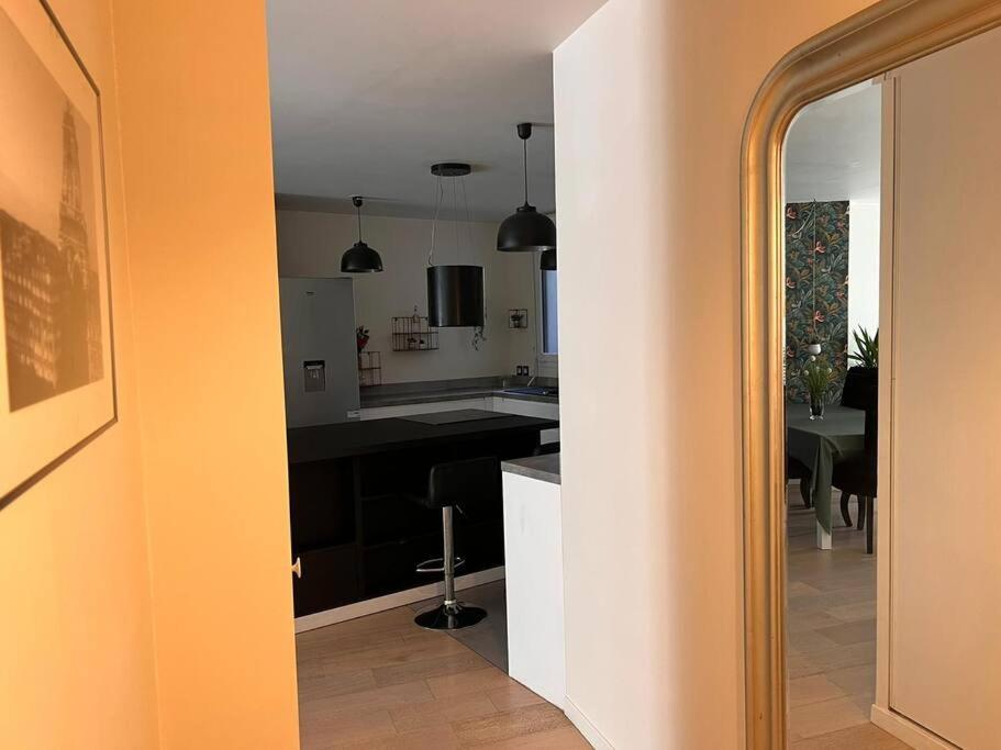 Telewizja i/lub zestaw kina domowego w obiekcie Superbe Appartement 3 pièces près de la Défense