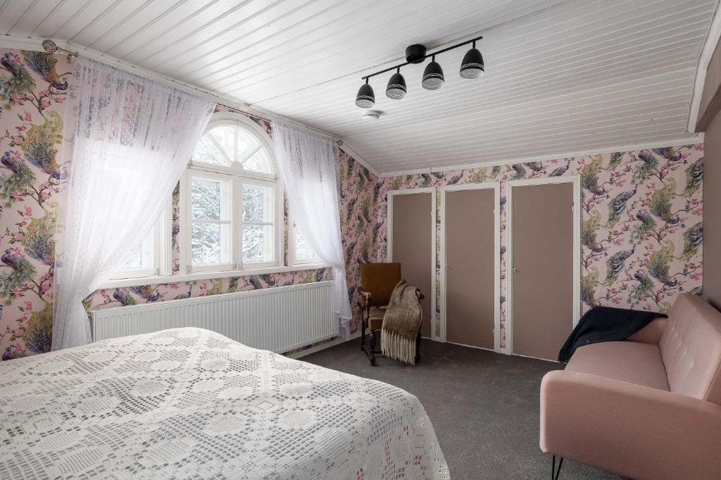 sypialnia z łóżkiem i oknem w obiekcie Maalaishuvila Wanha Virkailija Iittala w mieście Hämeenlinna