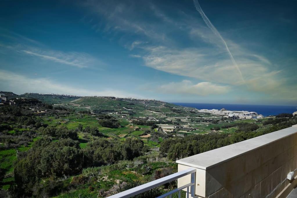 vistas al océano desde el balcón de una casa en Cliff Edge Apartment in Xaghra, en Taʼ Bullara