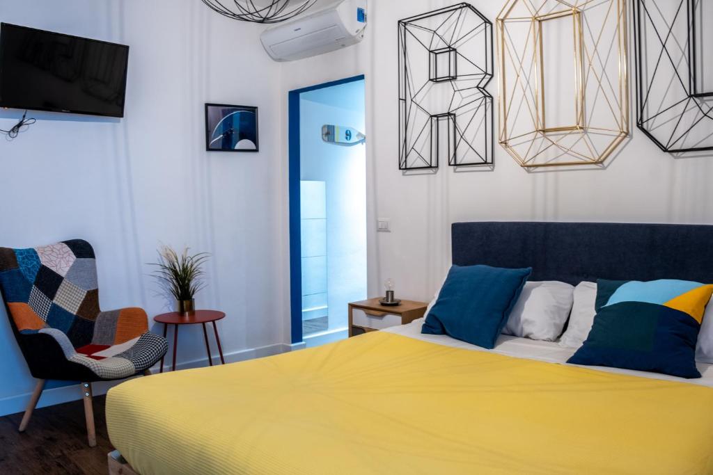 佛羅倫斯的住宿－Room 45，一间卧室配有黄色的床和椅子