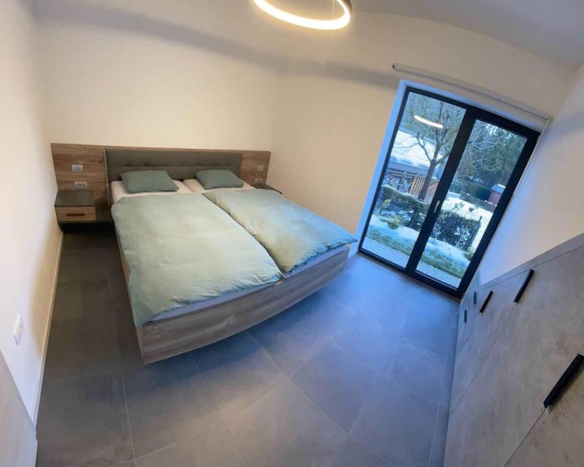 Postel nebo postele na pokoji v ubytování Alpine Wooden Villa with a View