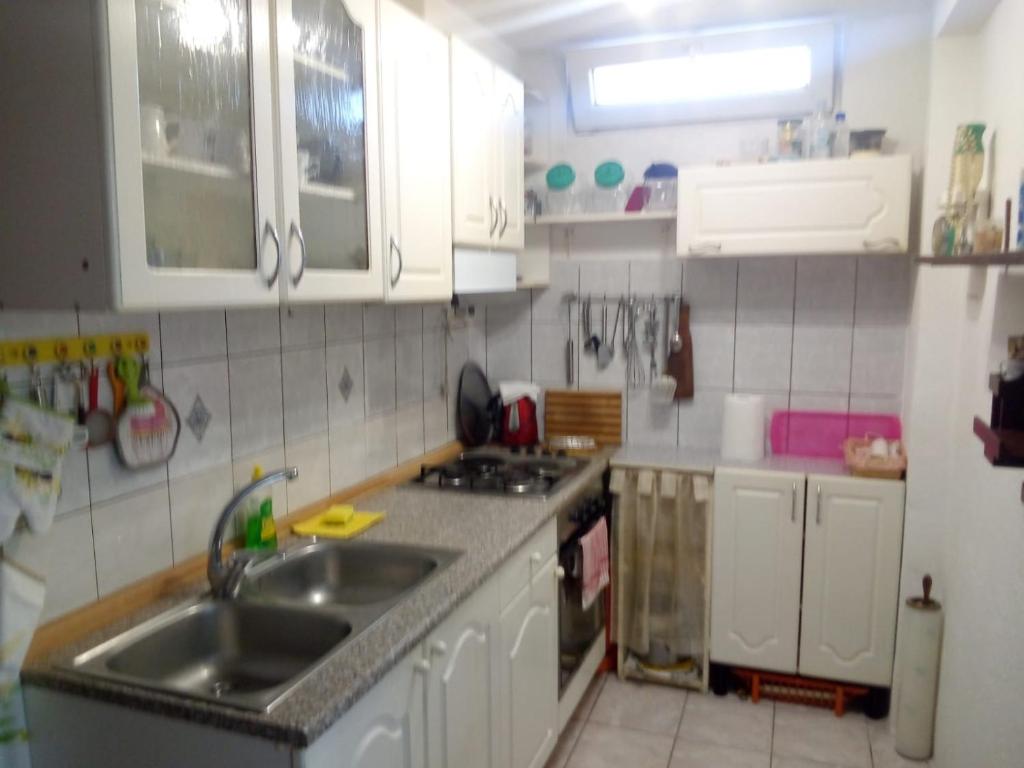 Kuchyňa alebo kuchynka v ubytovaní Apartmani Ćubela