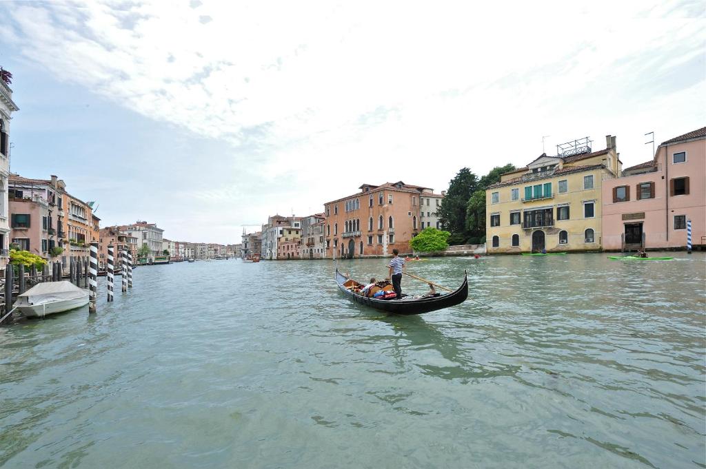 un gruppo di persone in gondola su un canale di Venice San Leonardo a Venezia