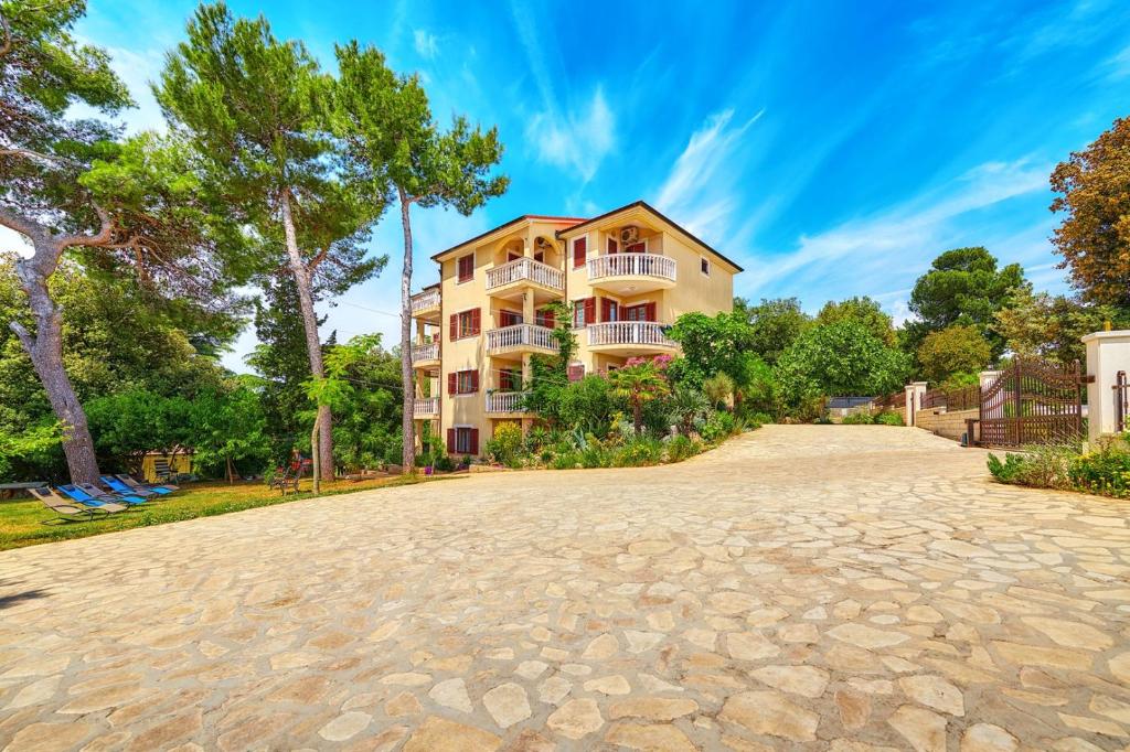 a large house in the middle of a driveway at Villa Emilia in Banjole