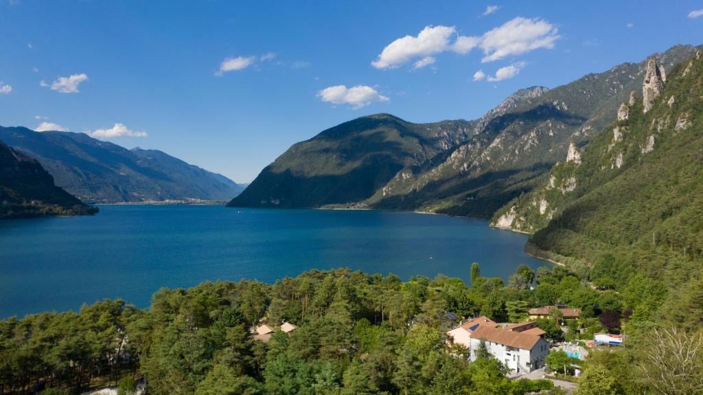 a view of a lake in the mountains at Sportcamping & Glamping Resort Rio Vantone in Crone