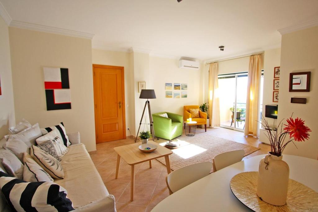 a living room with a couch and a table at Apartamento Oliveira in Santa Luzia
